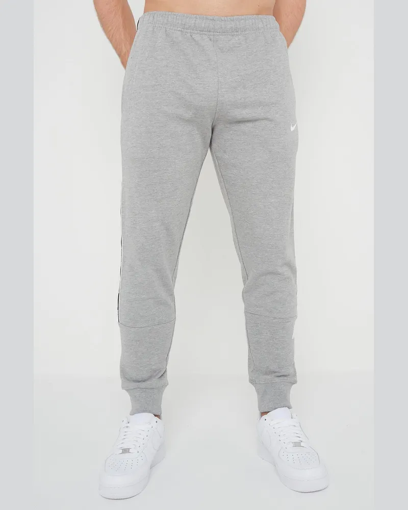 Nike Herren Wiederholung Taping Logo Fleece Cuffed Jogger in Grau Grau