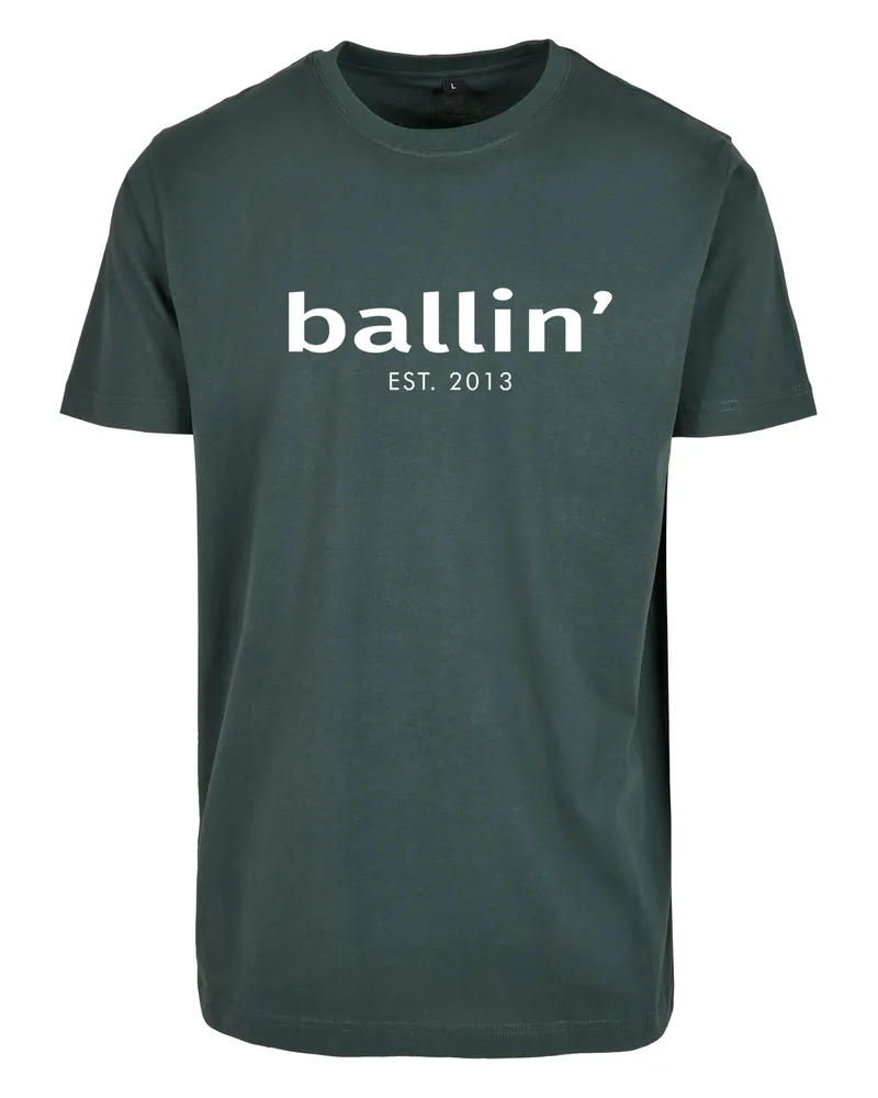 Ballin T-Shirt für Männer von der Marke  Est. 2013. Diese Shirts von Ballin Est. 2013 bestehen zu 100 % aus Bio-Baumwolle und haben einen Regular Fit. Hierbei handelt es sich um einen etwas schmaleren Schnitt. Die weiche Baumwolle sorgt für einen optimalen Tragekomfort Grün