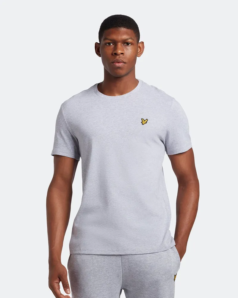 Lyle & Scott Das  Plain T-Shirt ist aus 100 % Baumwolle gefertigt und unvergleichlich weich. Es ist ein kultiger Stil und die Definition eines Grundnahrungsmittels im Kleiderschrank. Mit einer klassischen Silhouette, Detailnähten an Kragen und Manschette sowie unserem charakteristischen Steinadler kann dieses T-Shirt nahtlos übereinander getragen werden oder allein als Herzstück eines jeden lässigen Outfits dienen.  n  nPassform: RegulärnEs ist so geschnitten, dass es weder zu eng noch zu locker sitzt und Ihnen einen klassischen, zeitlos eleganten Look verleiht. Wir empfehlen Ihnen, Ihre übliche Größe zu bestellen, aber wenn Sie zwischen zwei Größen schwanken, nehmen Sie eine Nummer größer Grau