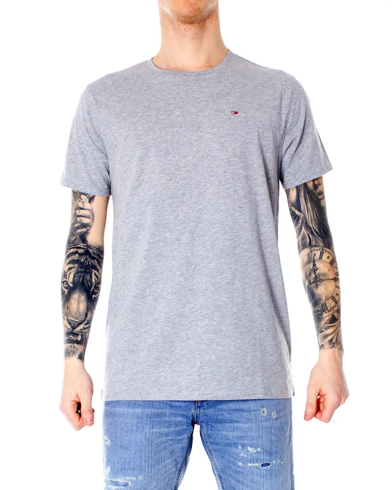 Tommy Hilfiger T-Shirt für Männer von der Marke . Diese Shirts von Tommy Jeans sind aus Bio-Baumwolle gefertigt und haben einen Slim Fit. Dabei handelt es sich um eine etwas schmalere Passform. Die weiche Baumwolle sorgt für einen optimalen Tragekomfort Grau