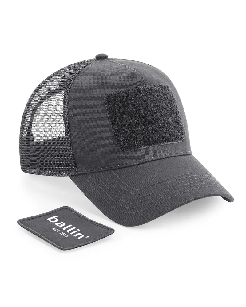 Ballin Trucker Cap von der Marke  Est. 2013. Die Trucker Cap ist aus hochwertigem Polyester gefertigt. Die Größe kann mit dem Schnappverschluss auf der Rückseite leicht angepasst werden.  Modellbezeichnung: Trucker CapKategorie: HerrenmützeMaterialien: PolyesterFarbe: grau Grau