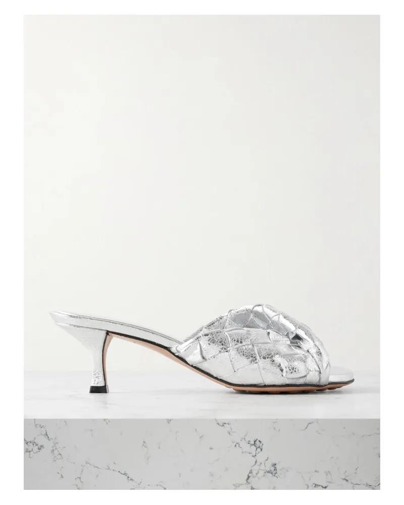 Bottega Veneta Blink Mules Aus Intrecciato-leder Mit Twist-detail In Metallic-optik - Silber Silber