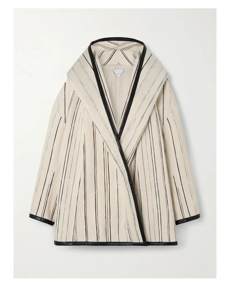 Bottega Veneta Oversized-mantel Aus Gestreiftem Bouclé Aus Einer Baumwollmischung Mit Lederbesätzen - Wollweiß Wollweiß