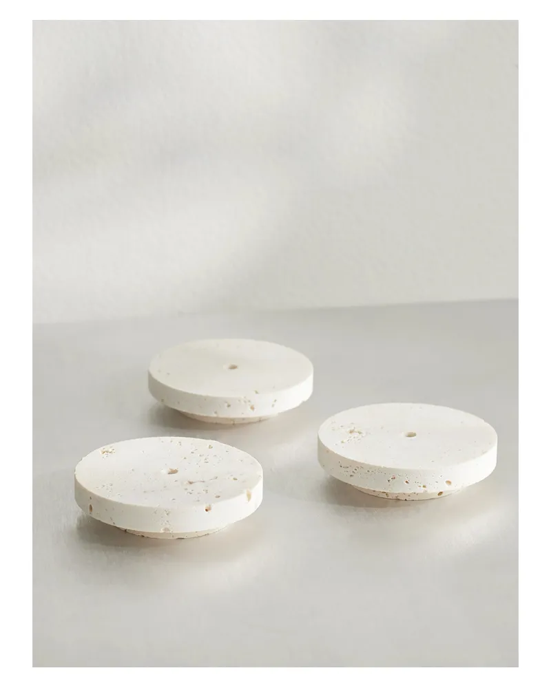 Róhe Dish Set Aus Drei Kleinen Kerzenständern Aus Travertin - Wollweiß Wollweiß