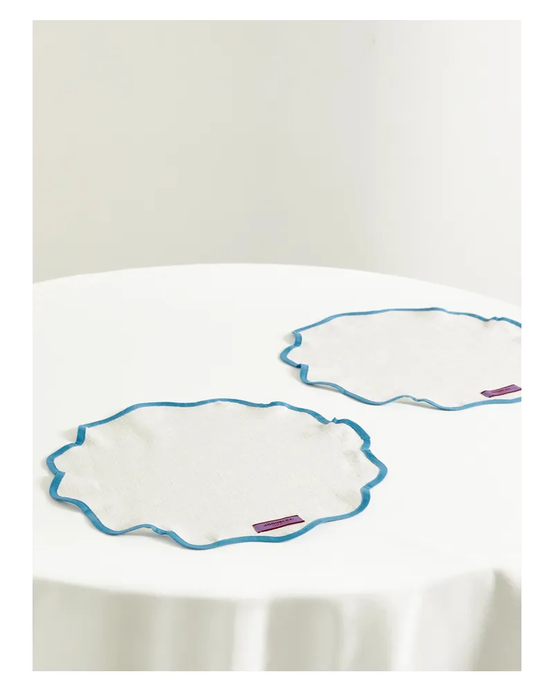 La DoubleJ Set Aus Zwei Platzsets Aus Einer Baumwollmischung Mit Wellenkante - Blau Blau