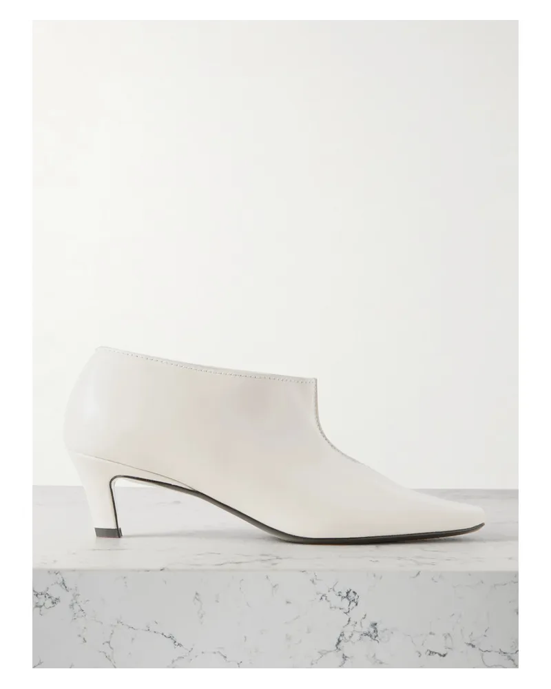 Totême The Wide Shaft Ankle Boots aus Glanzleder Creme