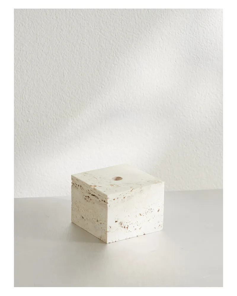 Róhe Cube Kerzenständer Aus Travertin - Wollweiß Wollweiß