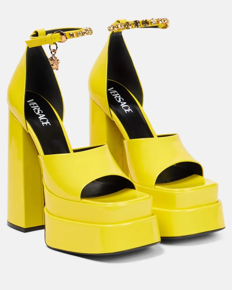 Versace Plateausandalen Medusa Aevitas aus Lackleder Gelb