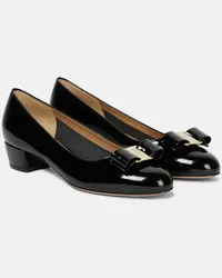 Ferragamo Ballerinas Vara aus Lackleder Schwarz