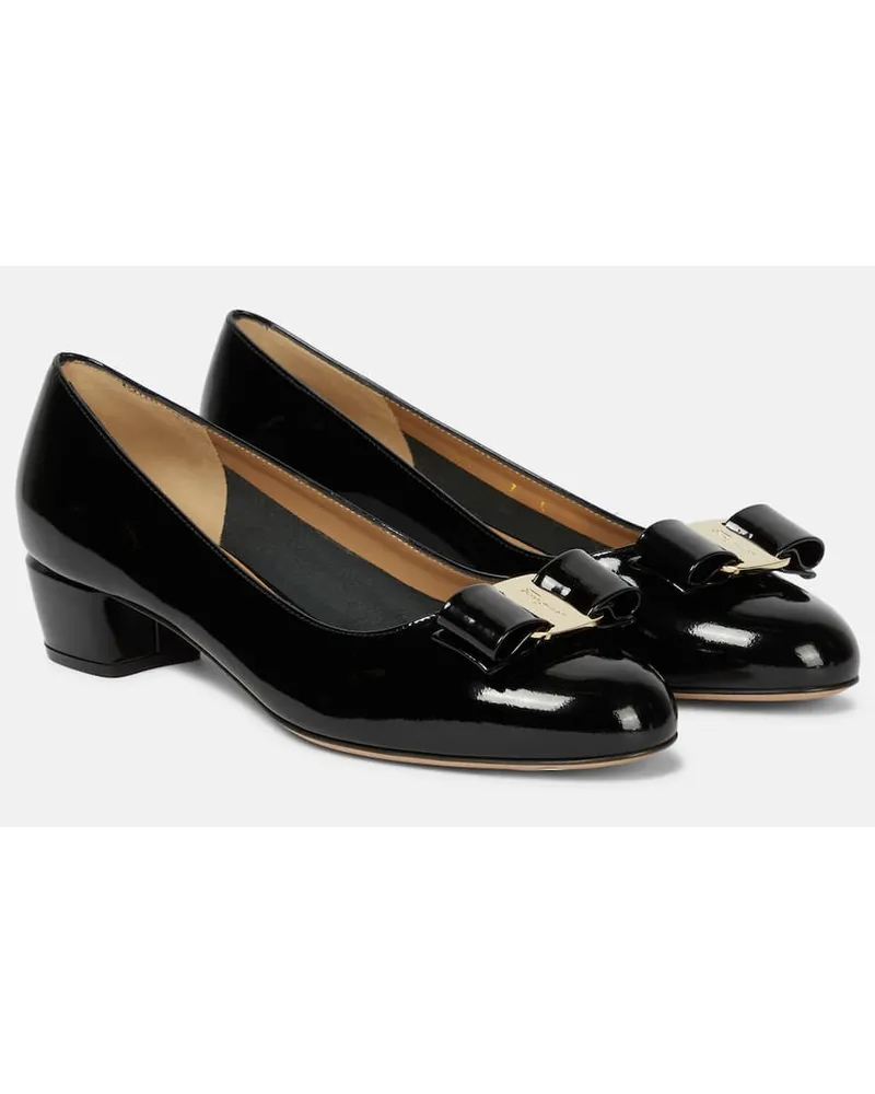 Ferragamo Ballerinas Vara aus Lackleder Schwarz