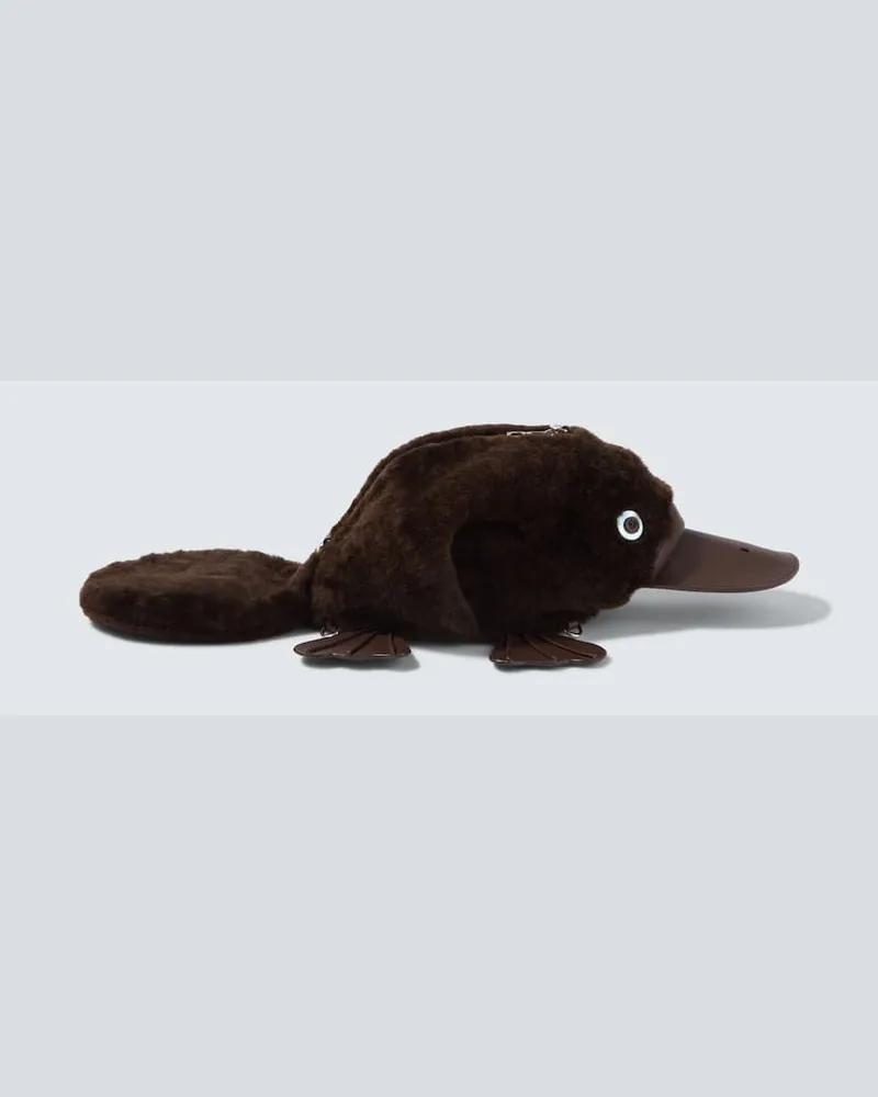 Loewe Schultertasche Platypus aus Shearling Braun