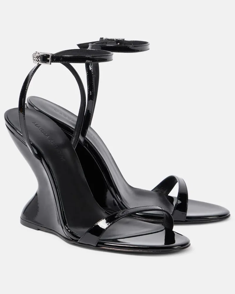 Magda Butrym Wedge-Sandalen 105 aus Lackleder Schwarz