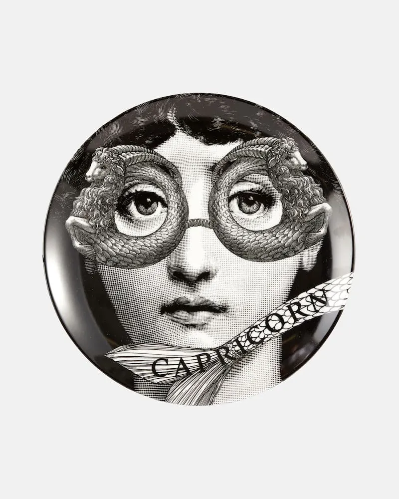 Fornasetti Wandteller Tema e Variazioni Capricorn Nr. 357 Schwarz