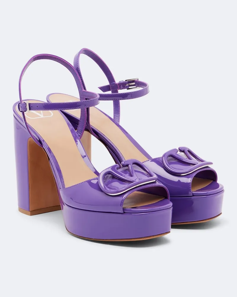 Valentino Garavani Plateausandalen VLogo aus Lackleder Violett