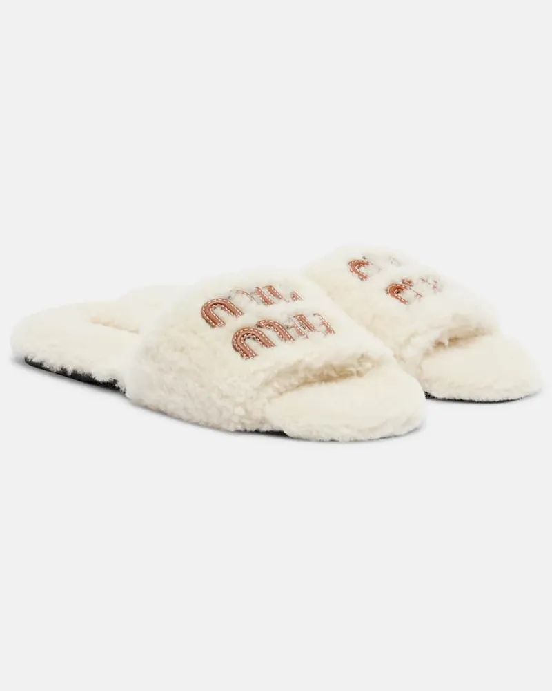 Miu Miu Pantoletten aus Shearling und Leder Weiß