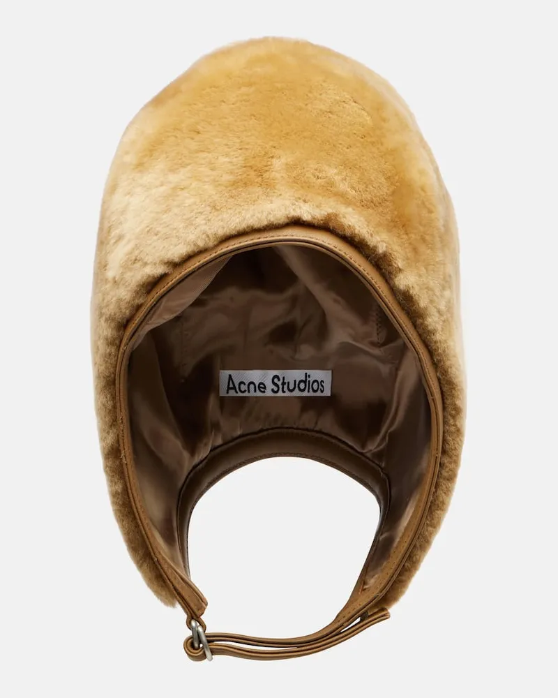 Acne Studios Mütze Belmer aus Shearling mit Leder Braun