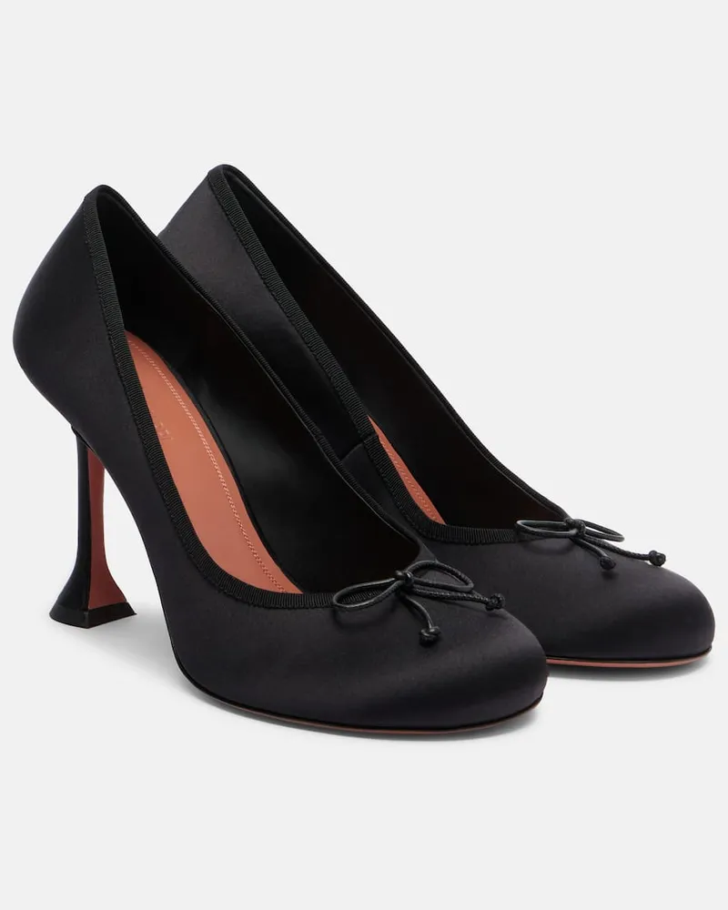 Amina Muaddi Pumps Lila 95 aus Satin Schwarz