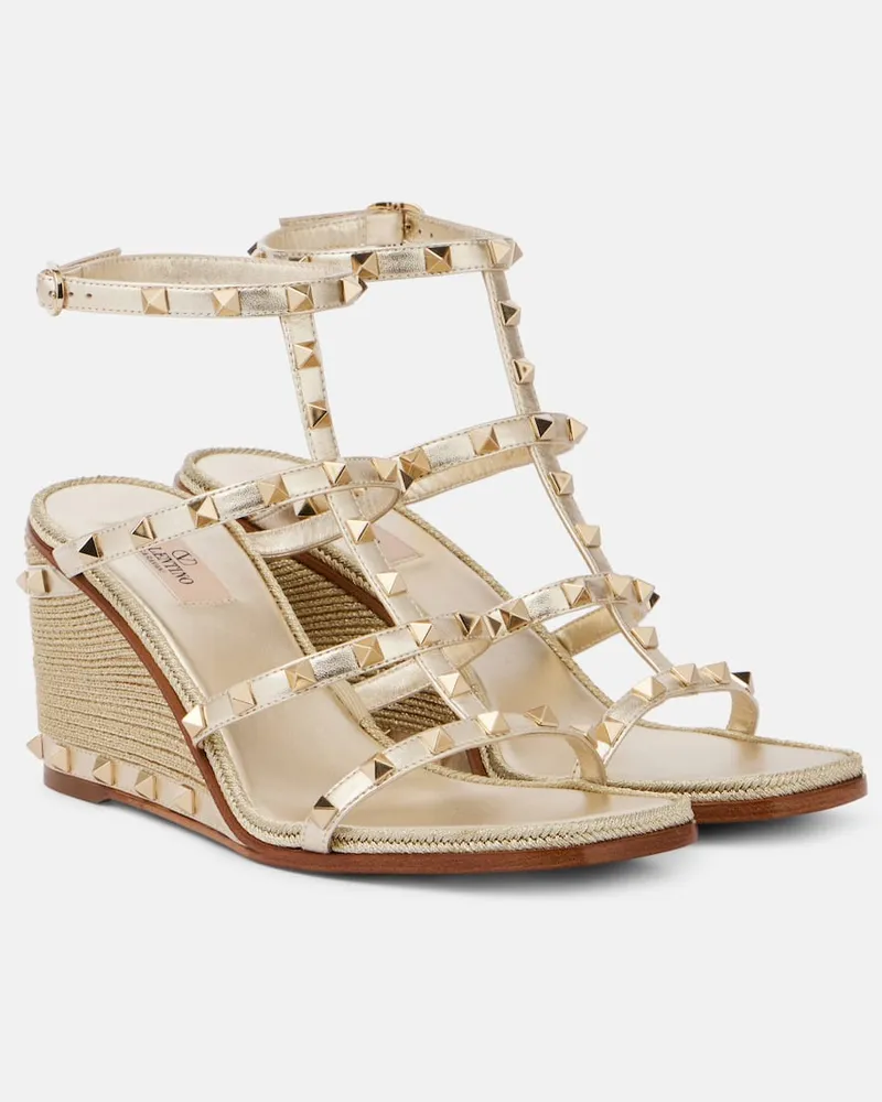 Valentino Garavani Wedge-Sandalen Rockstud 80 aus Metallic-Leder Gold