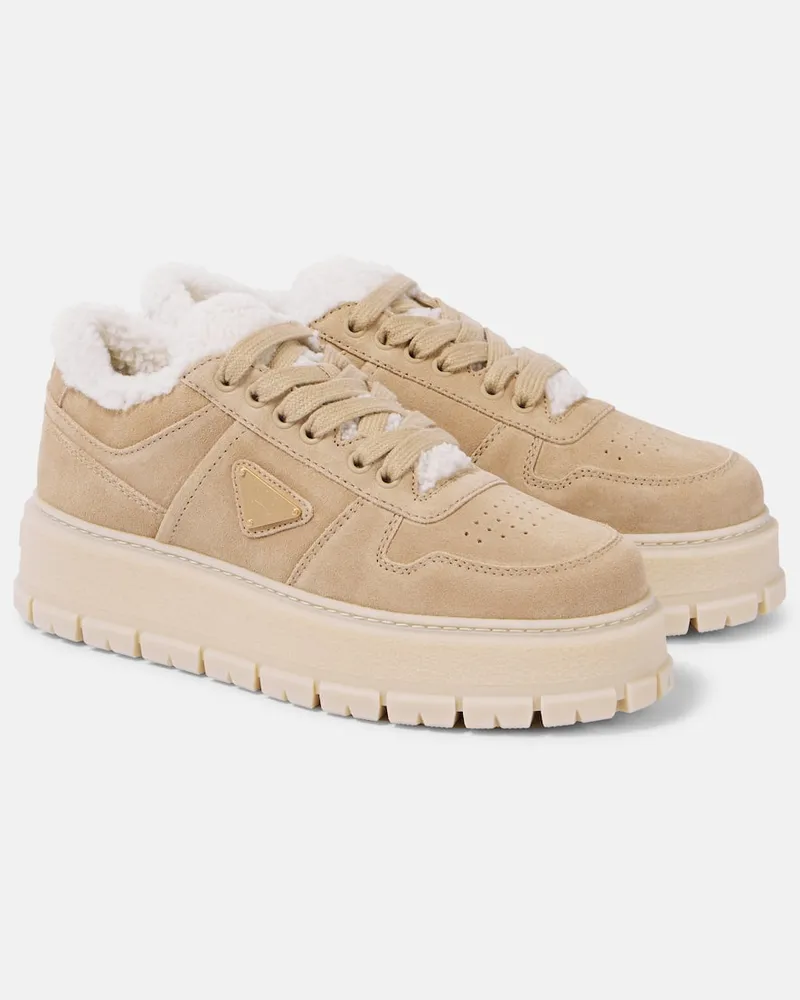Prada Sneakers aus Veloursleder mit Shearling Beige
