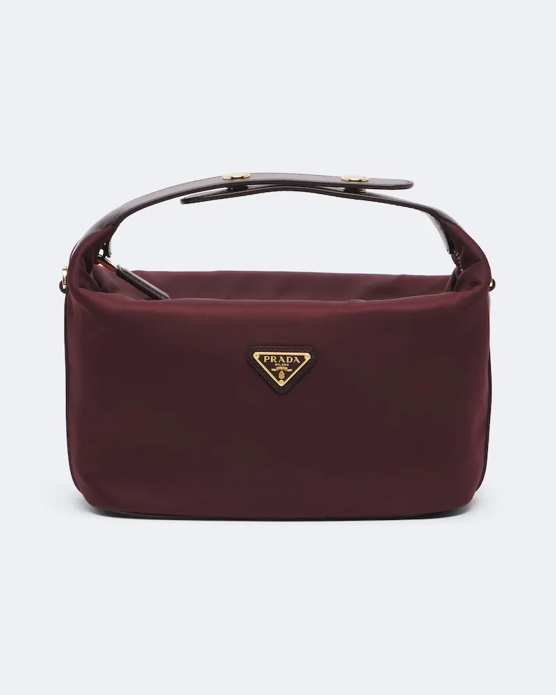 Prada Henkeltasche Chérie Mini aus Re-Nylon Burgunderrot