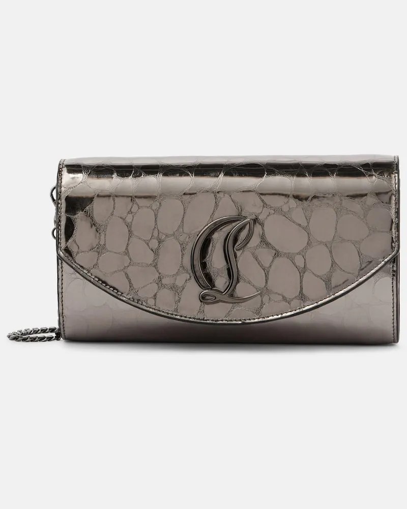 Christian Louboutin Portemonnaie mit Kettenriemen Loubi54 aus Metallic-Leder Silber