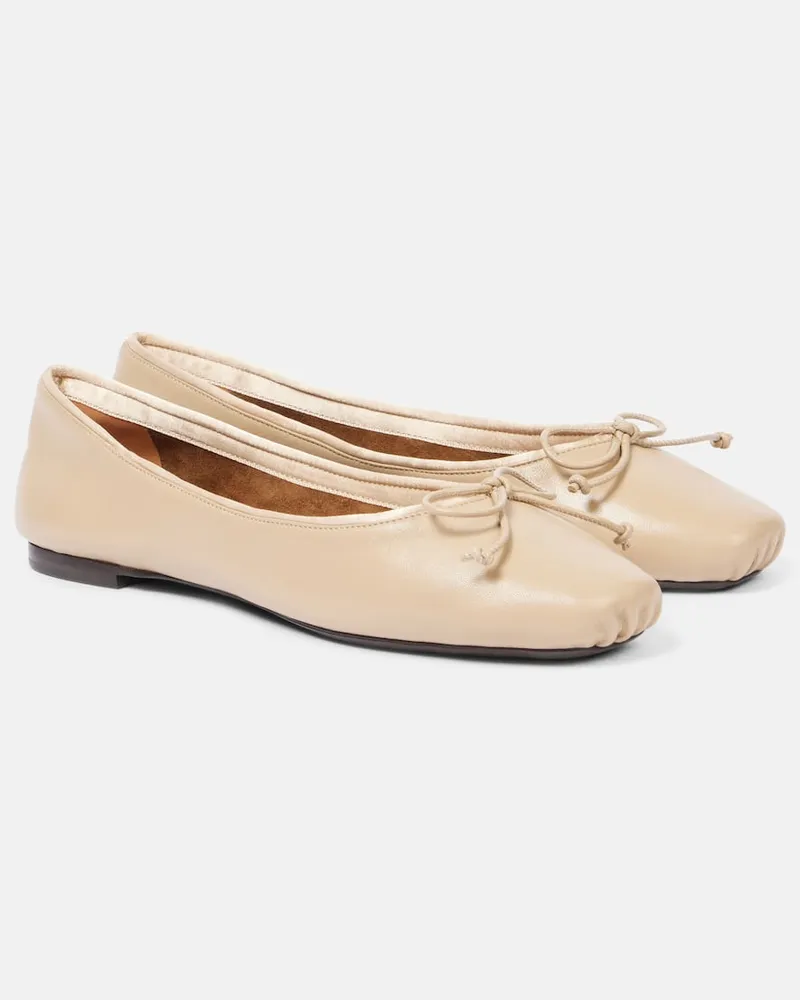 KHAITE Ballerinas Charlotte aus Leder Beige