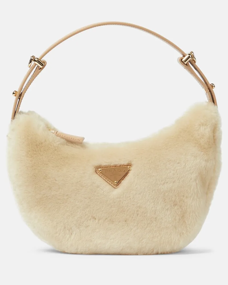 Prada Schultertasche Arqué aus Shearling Weiß