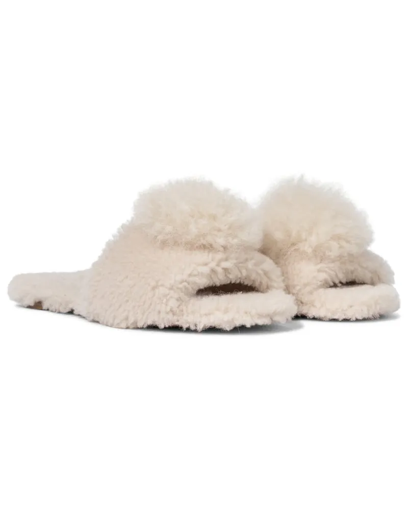 Aquazzura Pantoletten Foxy aus Shearling Weiß