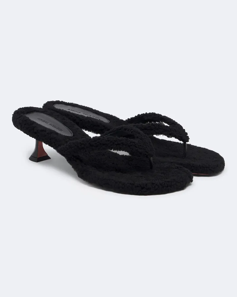 Amina Muaddi Sandalen Juliette aus Shearling Schwarz