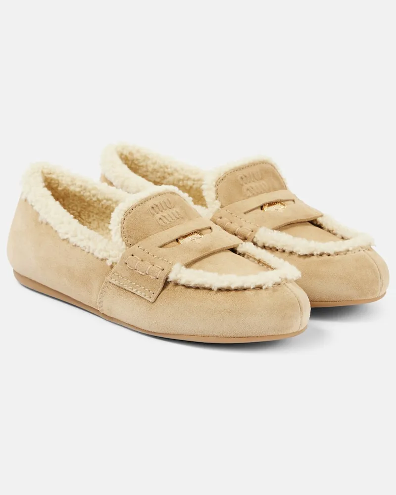 Miu Miu Mokassins aus Veloursleder mit Shearling Beige