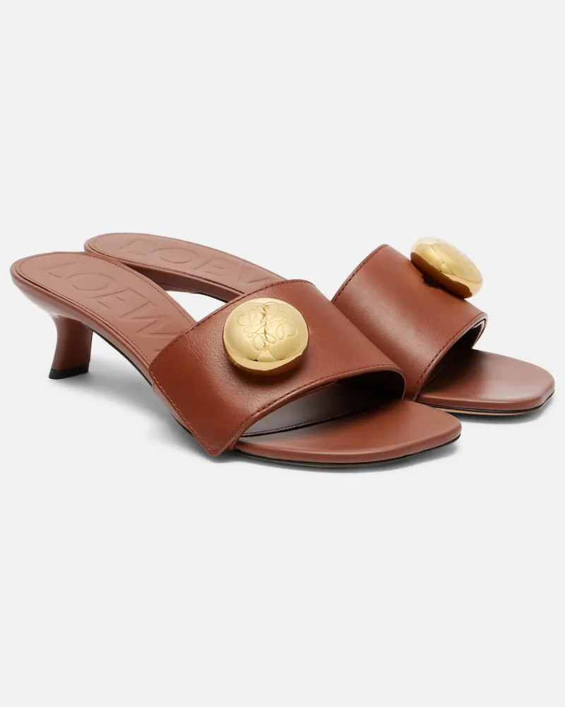 Loewe Pantoletten Pebble Anagram aus Leder Braun