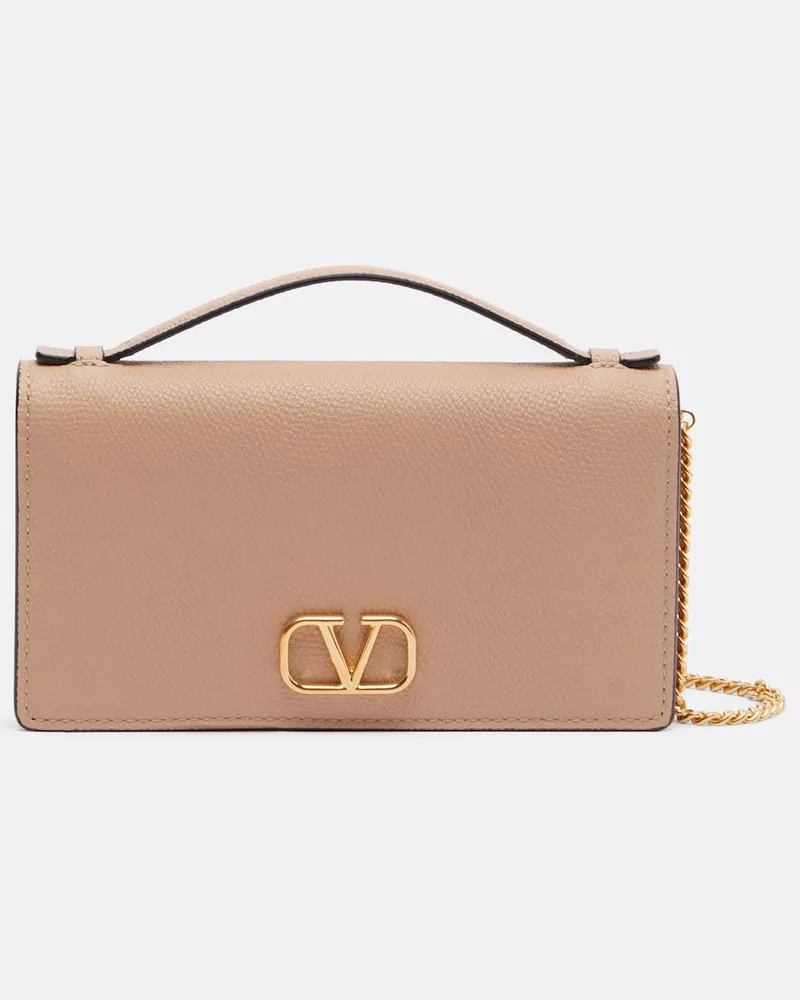 Valentino Garavani Portemonnaie mit Kettenriemen VLogo aus Leder Beige