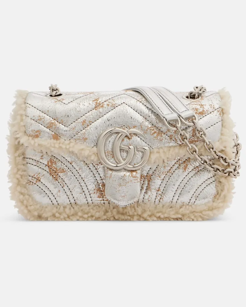 Gucci Schultertasche GG Marmont Medium aus Metallic-Leder Silber