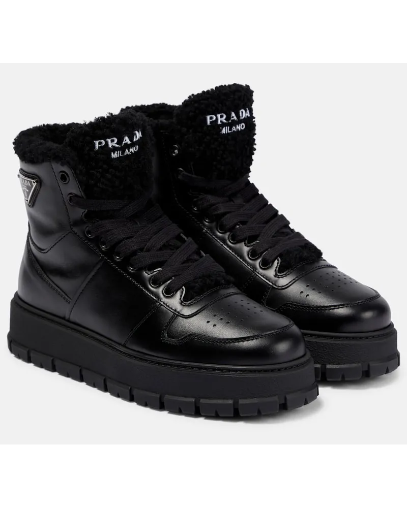 Prada Schnuerstiefel aus Leder mit Shearling Schwarz