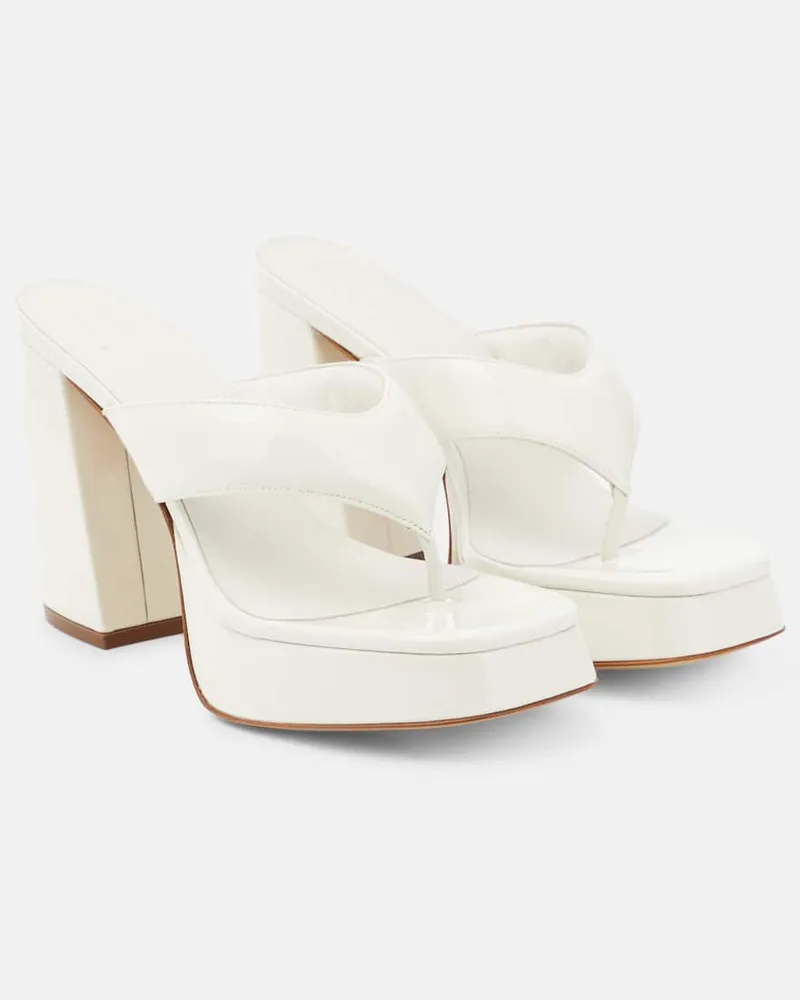 Gia Borghini Plateausandalen aus Lackleder Weiß