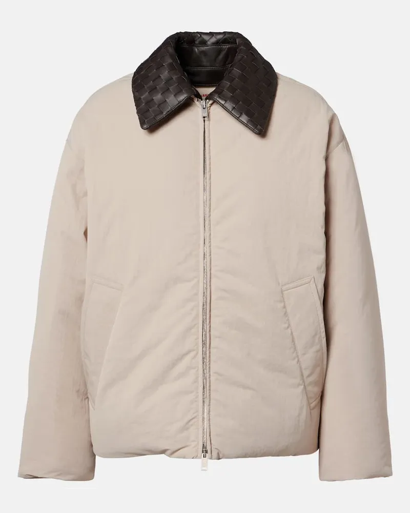 Bottega Veneta Daunenjacke Intrecciato mit Leder Beige