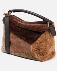 Loewe Tote Puzzle Edge Small aus Shearling Braun