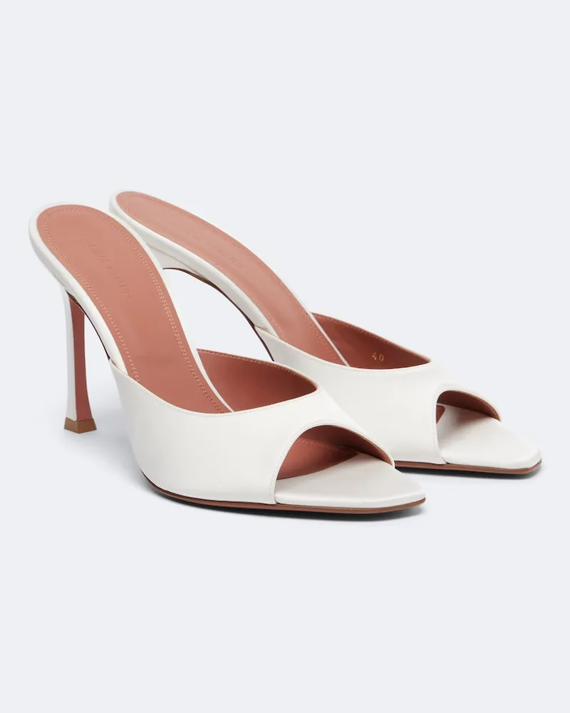 Amina Muaddi Mules Alexa aus Satin Weiß