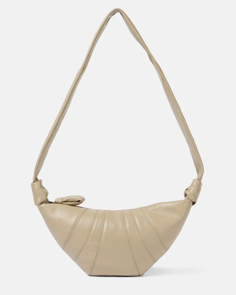 Christophe Lemaire Schultertasche Croissant Small aus Leder Beige