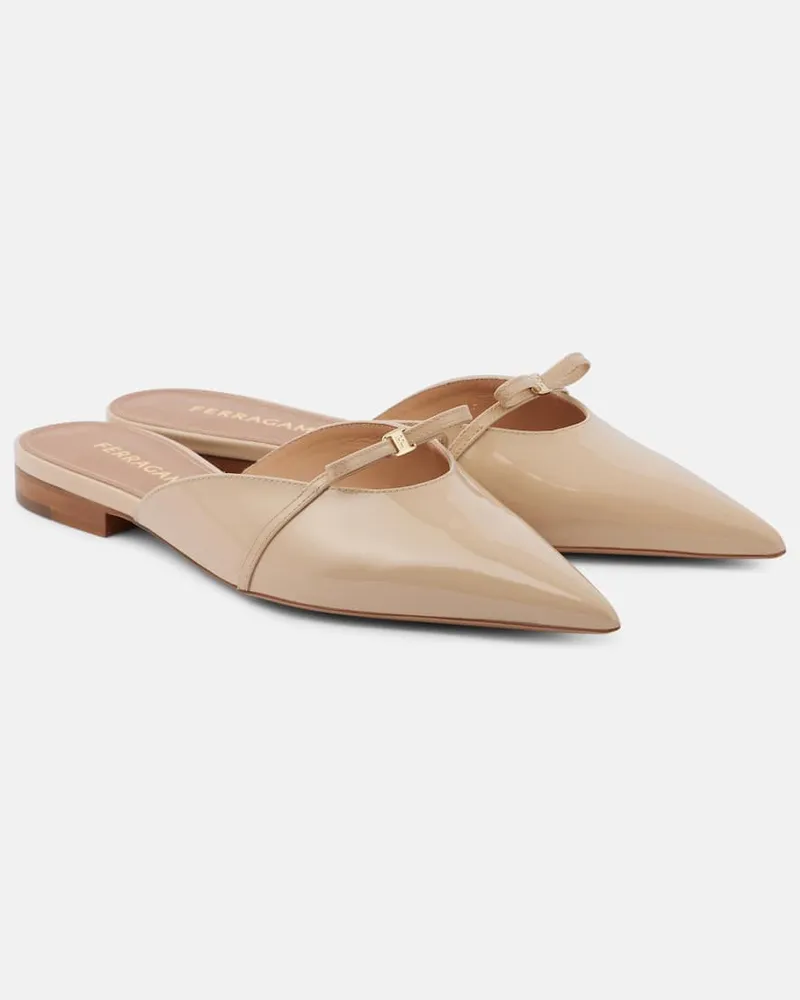 Ferragamo Slippers aus Lackleder Beige