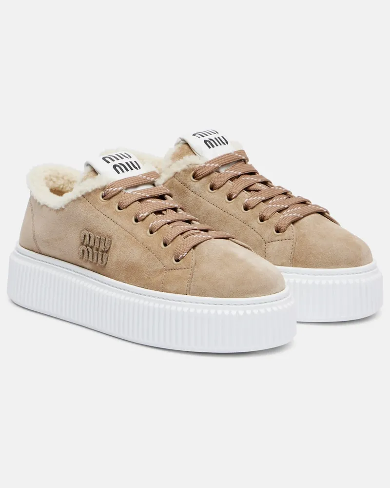Miu Miu Plateau-Sneakers aus Veloursleder mit Shearling Braun