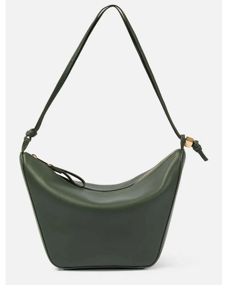 Loewe Schultertasche Hammock Mini aus Leder Gruen