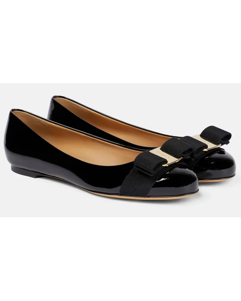 Ferragamo Ballerinas Varina aus Lackleder Schwarz