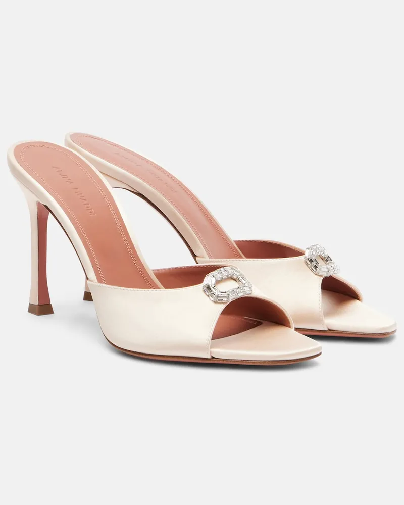 Amina Muaddi Pantoletten Mini Camelia aus Satin mit Kristallen Beige