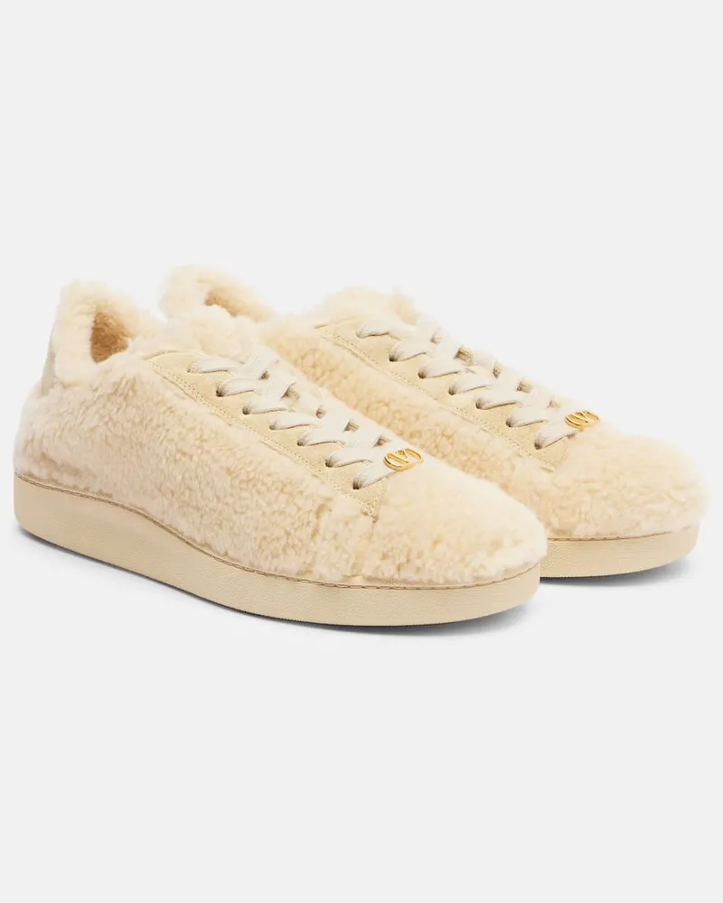 Valentino Garavani Sneakers Royco VLogo aus Faux Fur Beige