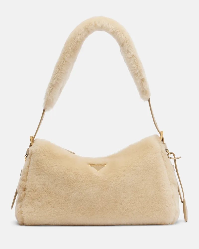 Prada Schultertasche Prada Aimée Medium aus Shearling Beige