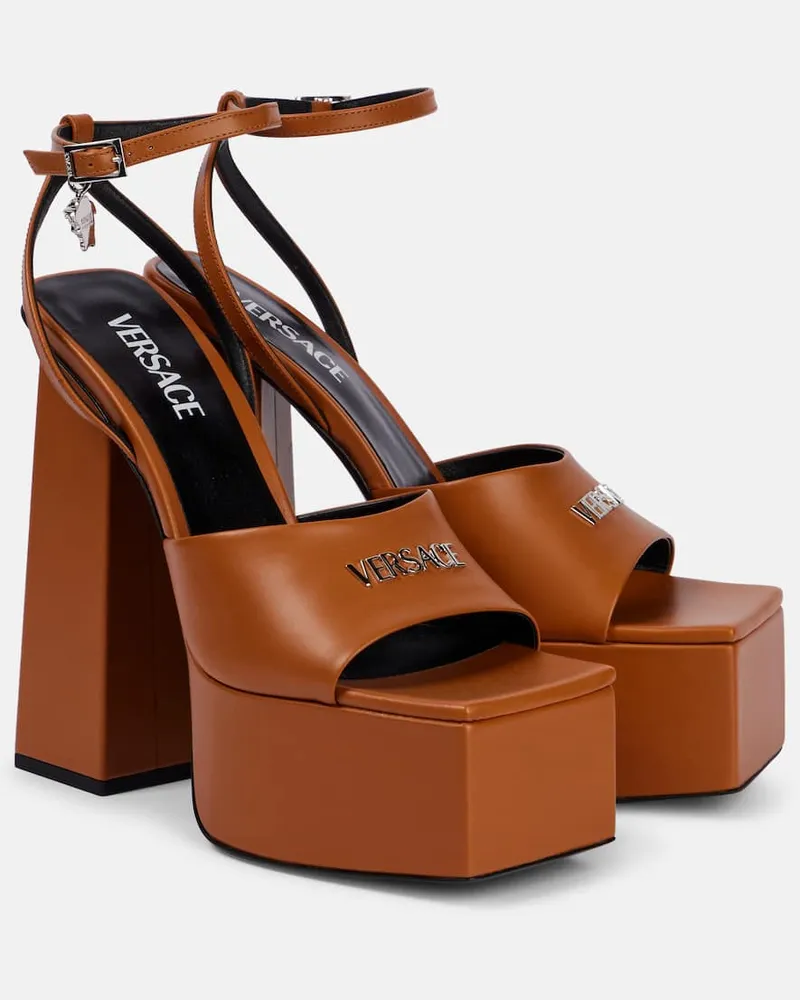 Versace Plateausandalen 150 aus Leder Braun
