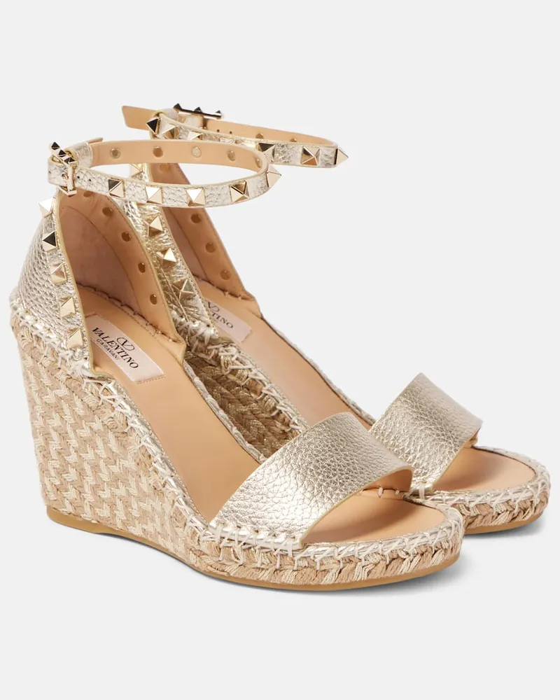 Valentino Garavani Wedge-Sandalen Rockstud 105 aus Metallic-Leder Beige