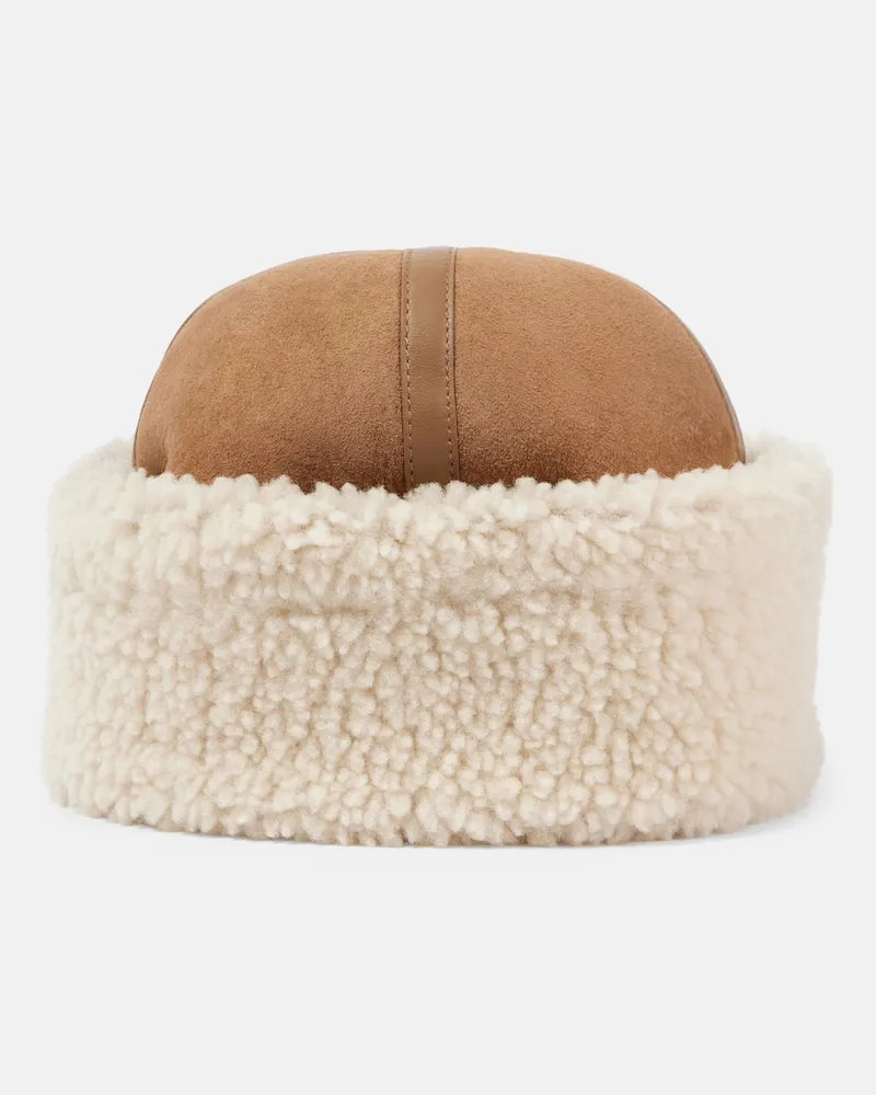 Totême Mütze aus Shearling und Veloursleder Beige