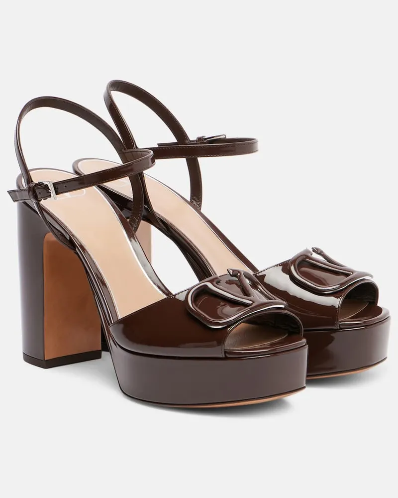 Valentino Garavani Plateausandalen VLogo Signature aus Lackleder Braun